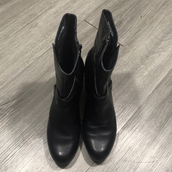 Clarks Artisan Black Leather Buckle Detailed Heeled Ankle Boots size 9 - Picture 2 of 13